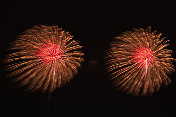 オレンジ色の二つの打ち上げ花火