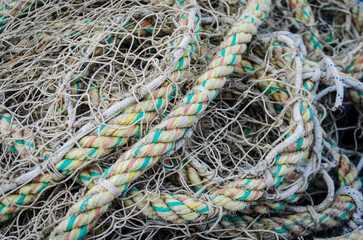 Dettaglio di una rete da pesca e delle corde stese ad asciugare al sole