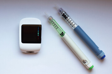 Glucose meter with syringe handles of long insulin and short insulin