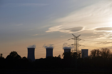 Elektrownia węglowa na tle wieczornego bnieba