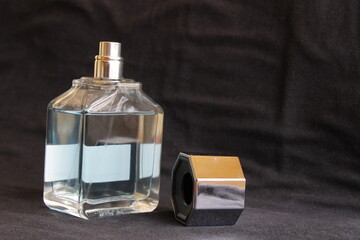 Envase de cristal de un pulverizador de perfume de moda para hombres con su tapa en hexàgono...