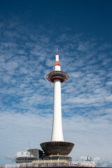 雲の広がる空と古いタワー