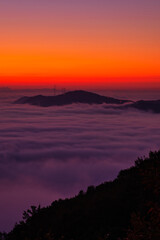 Obraz premium Scenic view of the city under the fog during sunrise