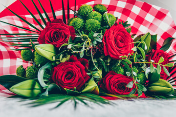 Bouquet de fleurs avec roses rouges