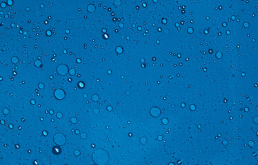 Fondo abstracto de color azul con líquido y burbujas. Recurso para cartelería y diseño