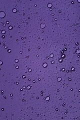 Fondo abstracto de color violeta con líquido y burbujas. Recurso para cartelería y diseño....