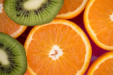 Frutas frescas: naranja y kiwis. Fondo para recursos gráficos