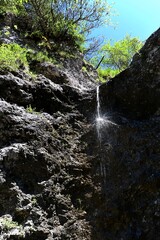 Mały wodospad w Parku Narodowym Gesäuse w Steiermark (Austria)