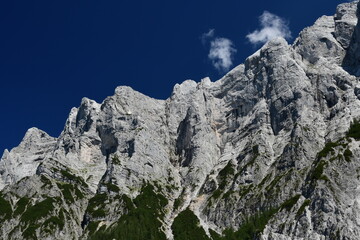 Fototapeta na wymiar Skalna ściana z widocznymi szczytami z lewej strony Haindlkartum i Festkogelturm. Park Narodowy Gesäuse w Steiermark (Austria)