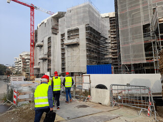 Lavori in corso nel cantiere edile