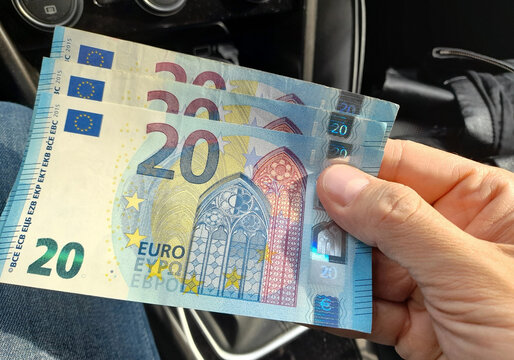 Banconote da 20 euro nelle mani di una persona facoltosa
