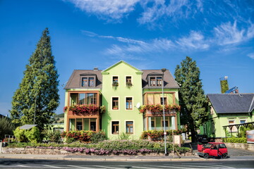 freital, deutschland - idyllisches stadtpanorama mit grünem haus