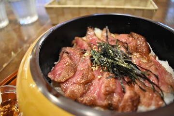 牛肉のひつまぶし