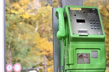 山の中の公衆電話