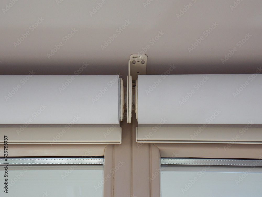 Aufkleber Intermediate bracket that holds two blinds together. Roller blinds close up on the window. The distance between the fabrics when installing roller shades end-to-end. Motorized curtains.