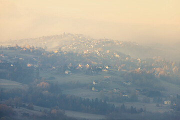 Widok na jesienne poranne mgły w górach. Jesienna panorama polskich gór Beskidów. Krajobrazy...