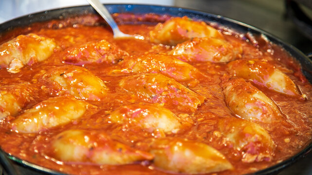 Cuisson des encornets far&ccedil;is.