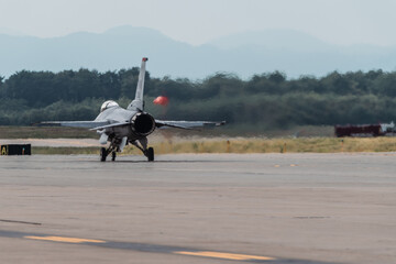 ジェット戦闘機（Jet fighter at runway）
