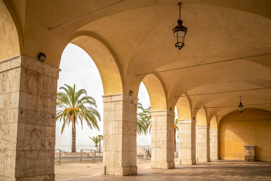 Passage  avec des arcades et une fontaine en bord de mer  sur la promenade des anglais &agrave; Nice sur la C&ocirc;te d'Azur