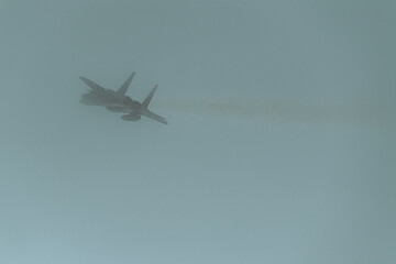 Fototapeta na wymiar 雲の中を飛ぶ戦闘機（Jet fighter flying in the cloud）