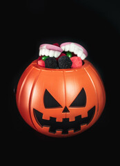 Calabaza rellena de golosinas para noche de halloween