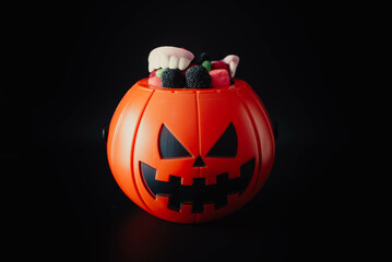 Calabaza rellena de golosinas para noche de halloween