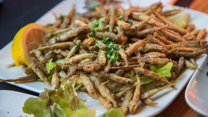 Friture de petits poissons.