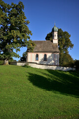 Das Ramsachkrcherl am Murnauer Moos  am Morgen bei strahlend blauem Himmel
