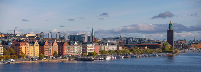 Panoramisch uitzicht over de binnenstad, stadhuis, overheidsgebouwen een zonnige herfst in Stockholm