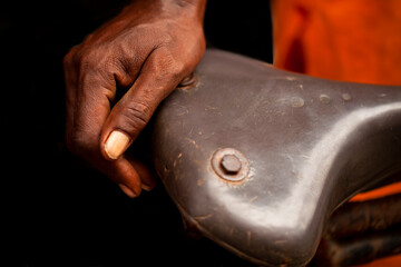 Mano hindú apoyada sobre sillín de bicicleta antigua
