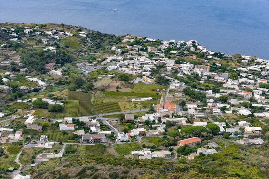 Der Ort Malfa aus der Vogelperspektive gesehen. Insel Salina. Liparische Inseln. Sizilien