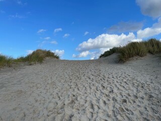 Am Ostende der Insel Baltrum steigt der Wanderweg an und führt über eine hohe Düne zum Strand.