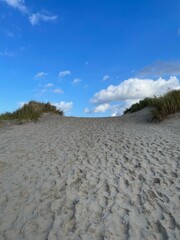 Am Ostende der Insel Baltrum steigt der Weg an und führt über eine Düne zum Strand.