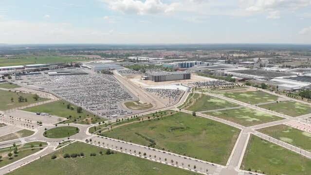 Vista a&eacute;rea coches listos para la venta en el aparcamiento de una zona industrial