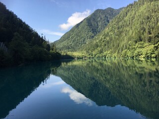 Fototapeta na wymiar Lac dans le parc de Jiuzhaiguo en Chine