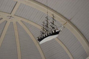 maquette de bateau et charpente de l'église de Piriac-sur-mer