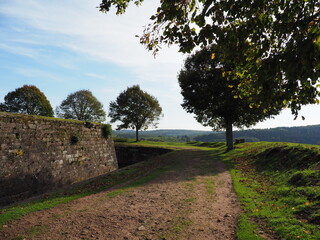 Zitadelle von Bitsch - Citadelle de Bitche – gelegen auf einem Hügel über der Stadt Bitsch im Herbst