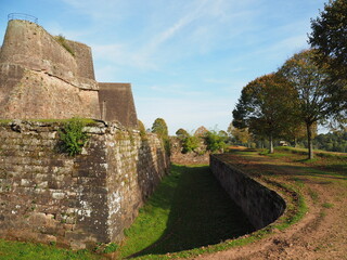 Fototapeta na wymiar Zitadelle von Bitsch - Citadelle de Bitche – gelegen auf einem Hügel über der Stadt Bitsch im Herbst