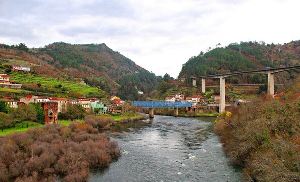 Confluencia de los r&iacute;os Mi&ntilde;o y Sil en Os Peares, Galicia