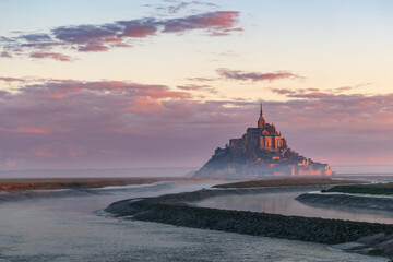 Die Klosterinsel Mont Saint Michel in der Normandie im Morgenrot
