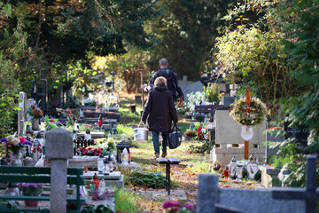 Cmentarz jesienią z alejką grobów bliskich. Wszystkich świętych