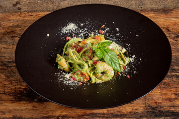 pasta with shrimps and basil