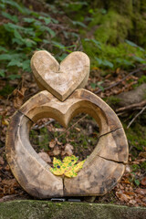 Herz aus Holz im Herbst