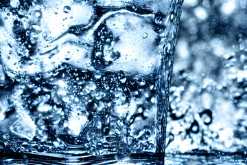 photo of a glass of water, a fresh and cold drink, refreshing