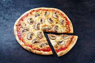 Traditionelle italienische Pizza funghi mit Pilzen und Mozzarella serviert als Draufsicht auf einem...