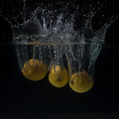 Zitronen im Wasser