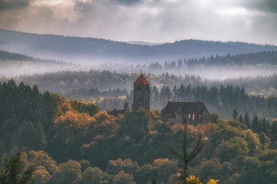 Wachenburg (Weinheim) an einem nebelverhangenen Tag
