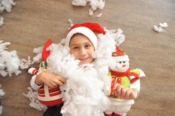 garoto brincando de natal 