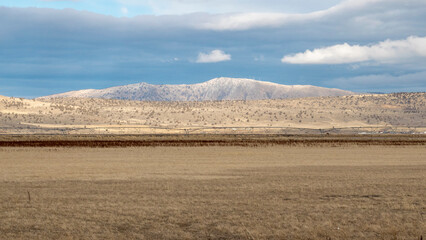 A winter landscape with mountains in Southern Oregon.