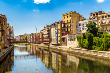 Fototapeta na wymiar Colorful houses and Eiffel bridge in Girona
